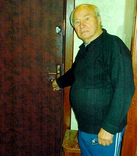 «Сосед начал стрелять в нашу дверь, пробив ее насквозь», — вспоминает подробности трагедии Владимир Кузьмич, отец погибшего Александра